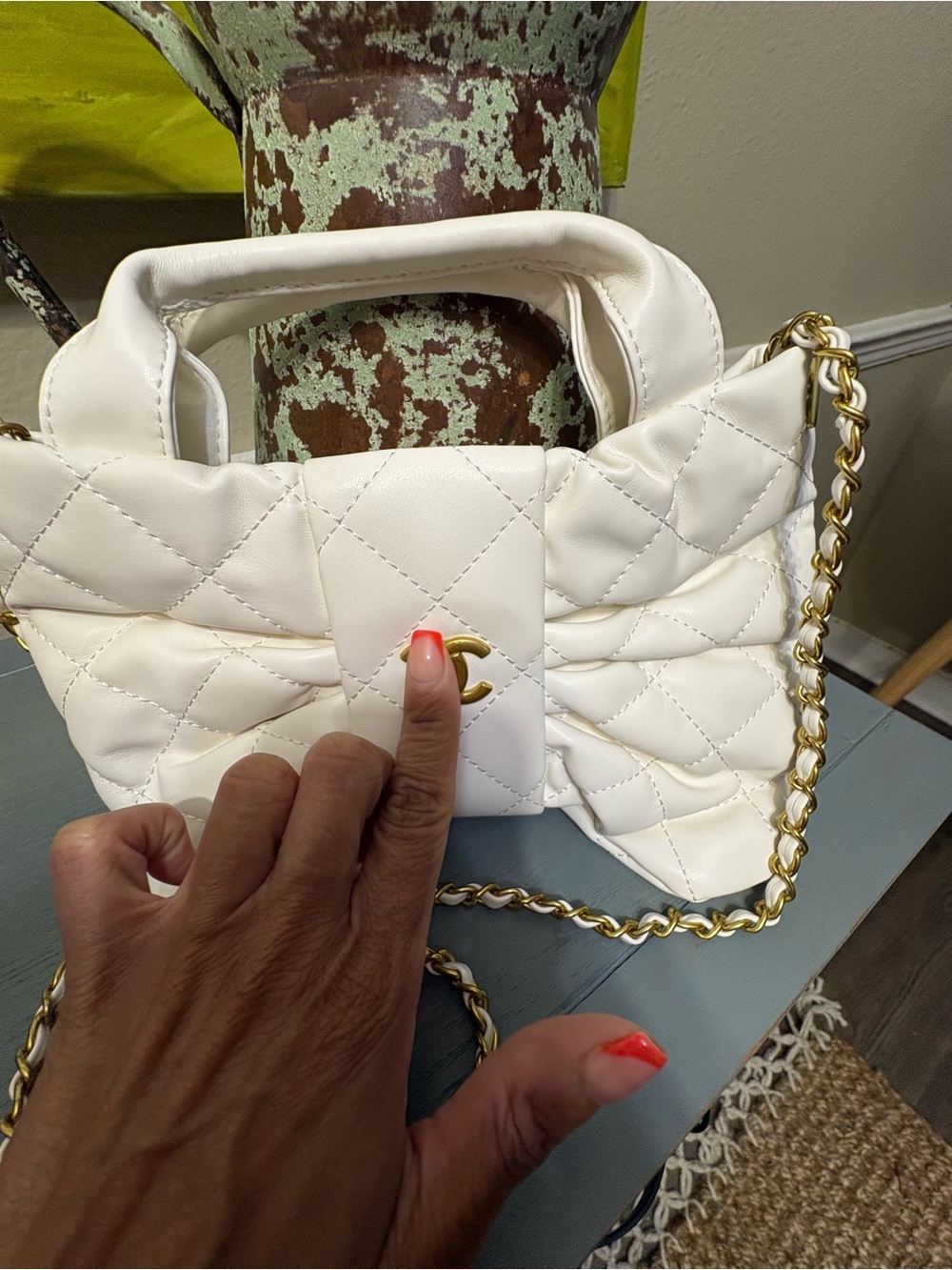 Quilted Cream Bow Crossbody Bag with Gold Chain Strap